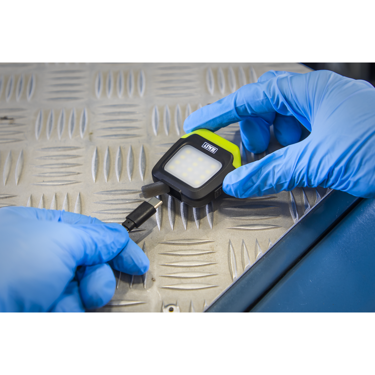 Rechargeable Clip Light with Auto-Sensor 2W & 1.5W SMD LED HT02LED