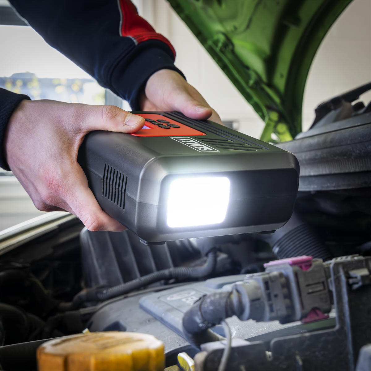 Tyre Inflator with Worklight 12V MAC12D
