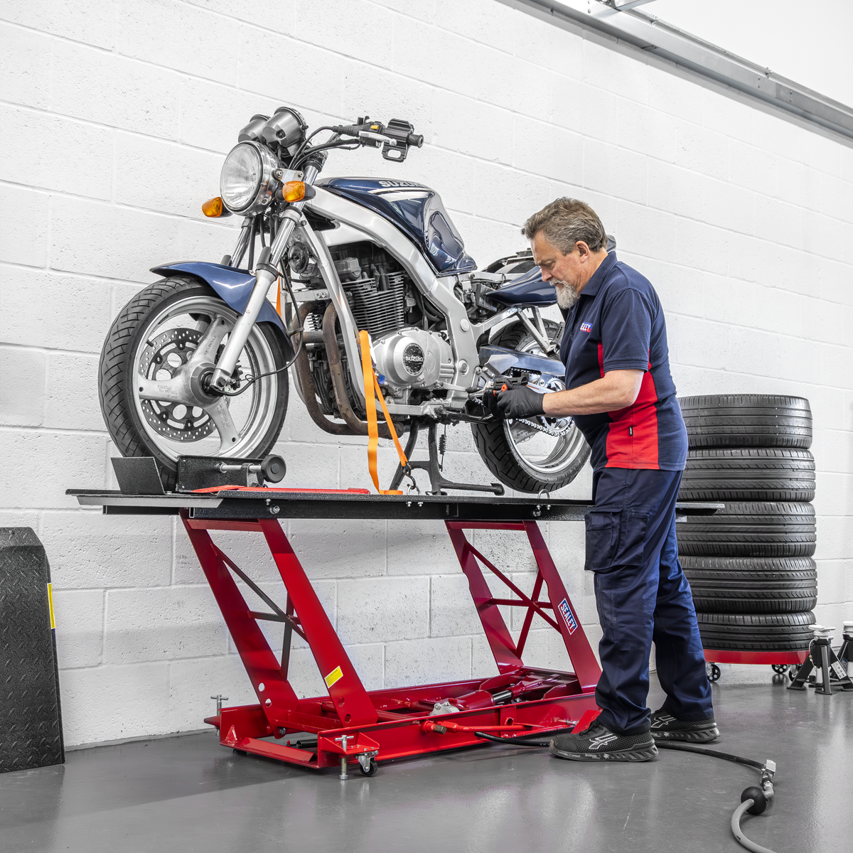Air/Hydraulic Motorcycle Lift 454kg Capacity MC401A