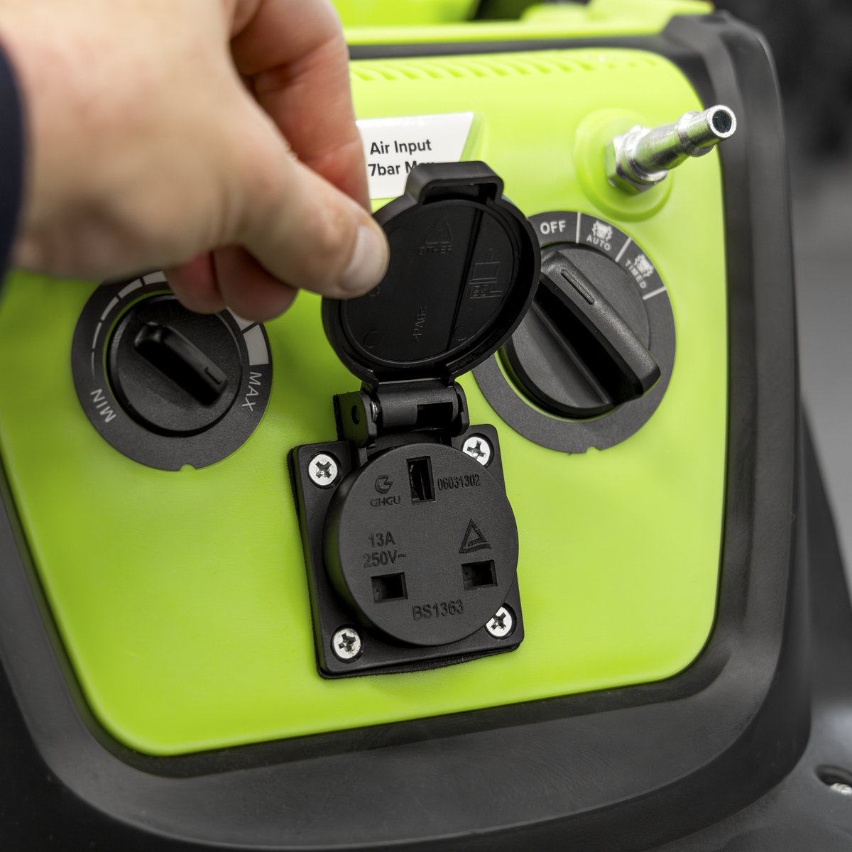 40L M Class Dust-Free Industrial Wet & Dry Vacuum Cleaner with Autostart for Air/Electric Power Tools 1600W/230V PC400MA