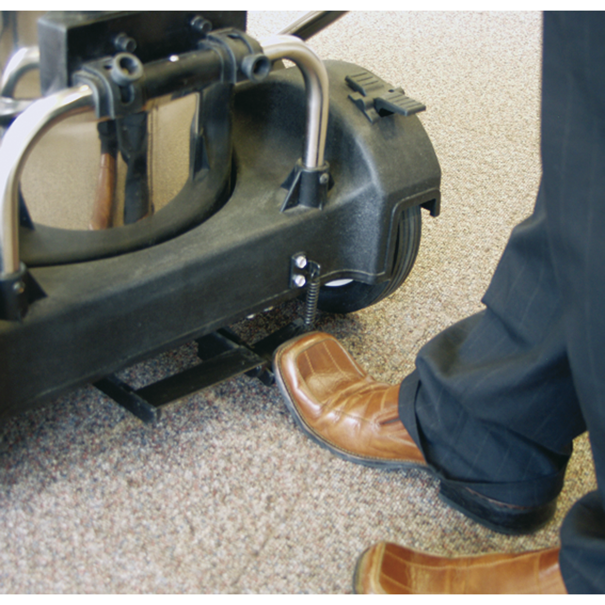 77L Industrial Vacuum Cleaner Wet & Dry with Stainless Steel Drum & Swivel Emptying 2400W PC477