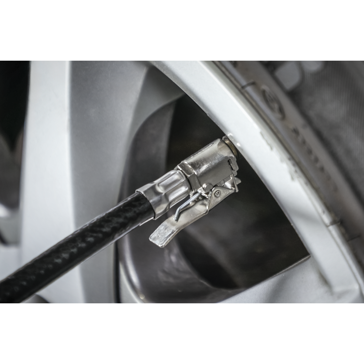 Tyre Inflator with Gauge SA302