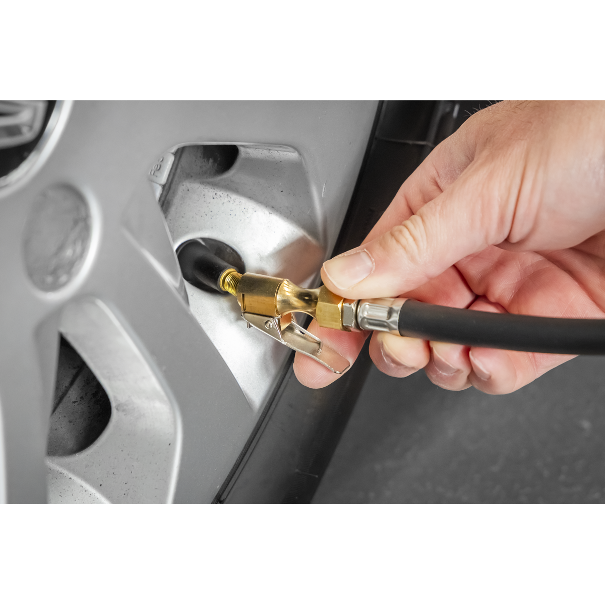 Digital Pistol Grip Tyre Inflator with Clip-On Connector SA332D