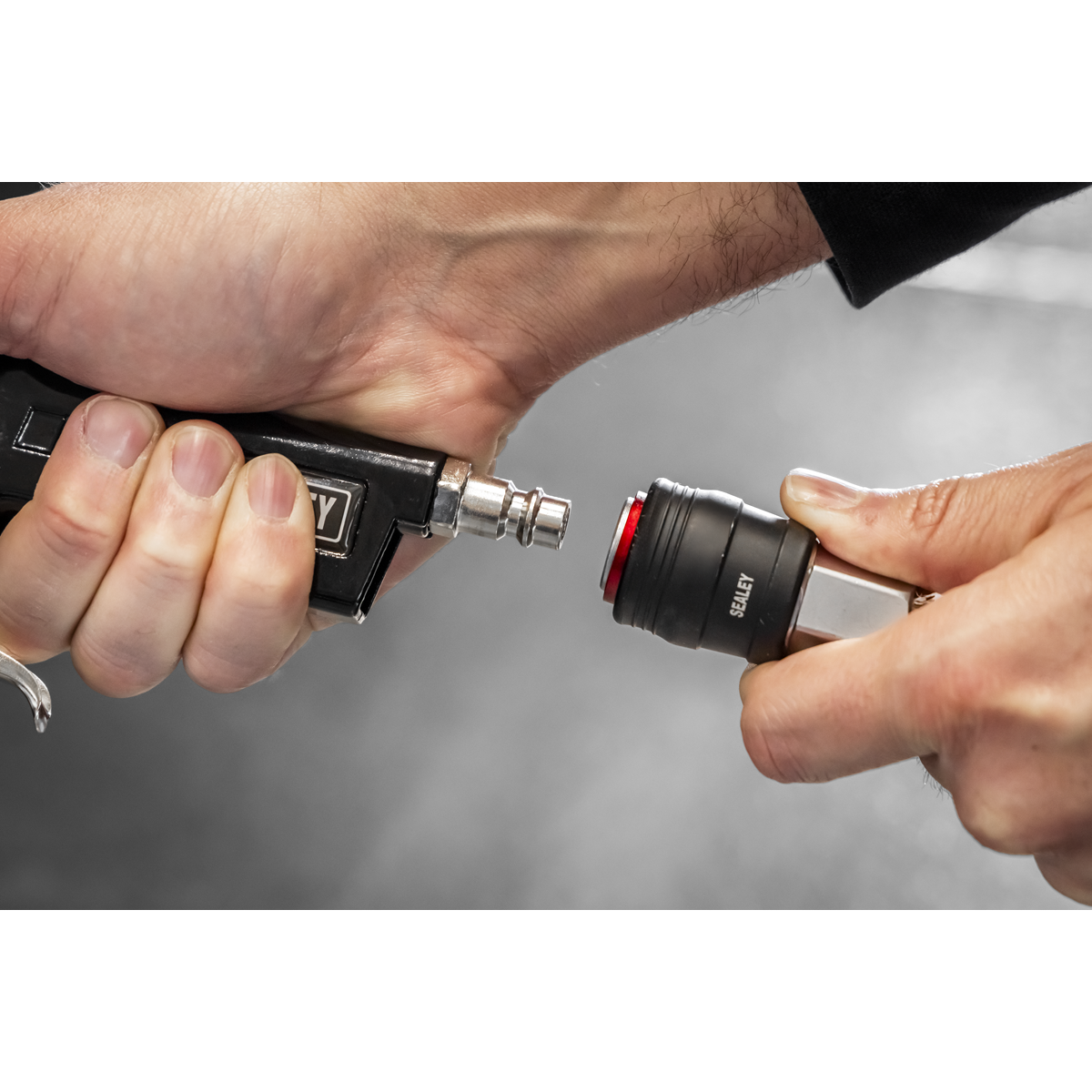 Digital Pistol Grip Tyre Inflator with Clip-On Connector SA332D