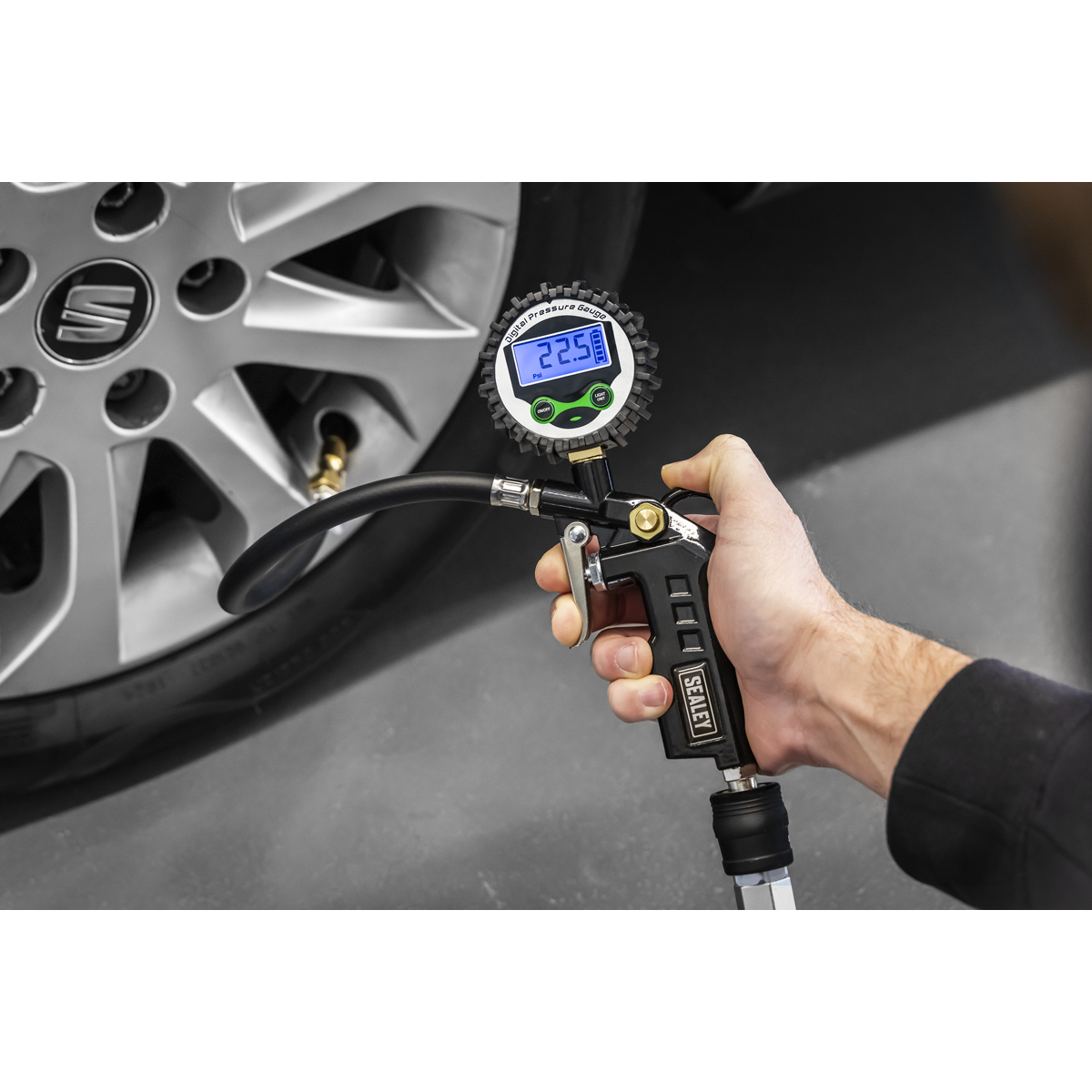 Digital Pistol Grip Tyre Inflator with Clip-On Connector SA332D