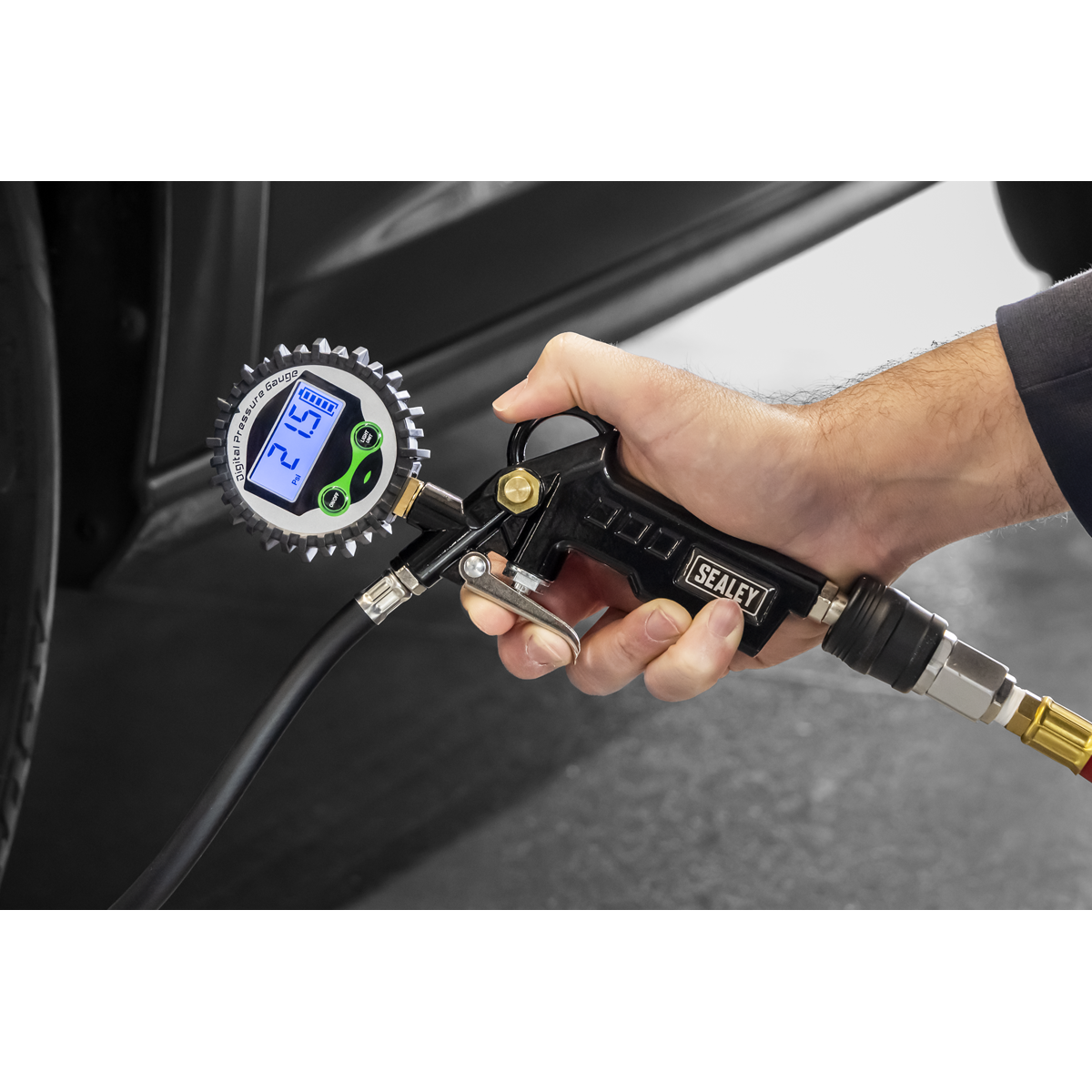 Digital Pistol Grip Tyre Inflator with Clip-On Connector SA332D