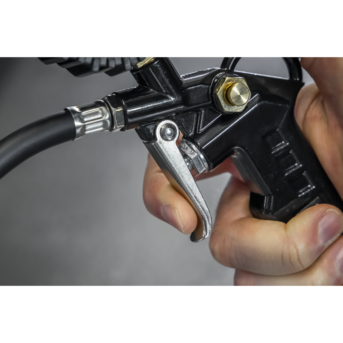 Digital Pistol Grip Tyre Inflator with Clip-On Connector SA332D