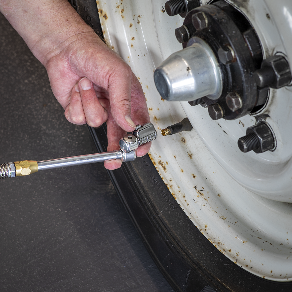 Swivel Head Clip-On Connector for Tyre Inflators SA360