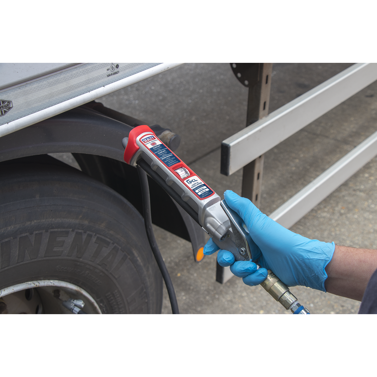 PCL Professional Tyre Inflator with 2.5m Hose & Clip-On Connector SA37/94