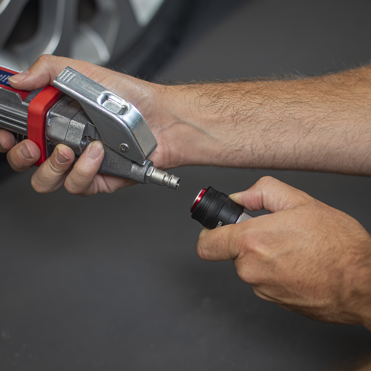 Tyre Inflator with 0.5m Hose & Twin Push-On Connector SA371