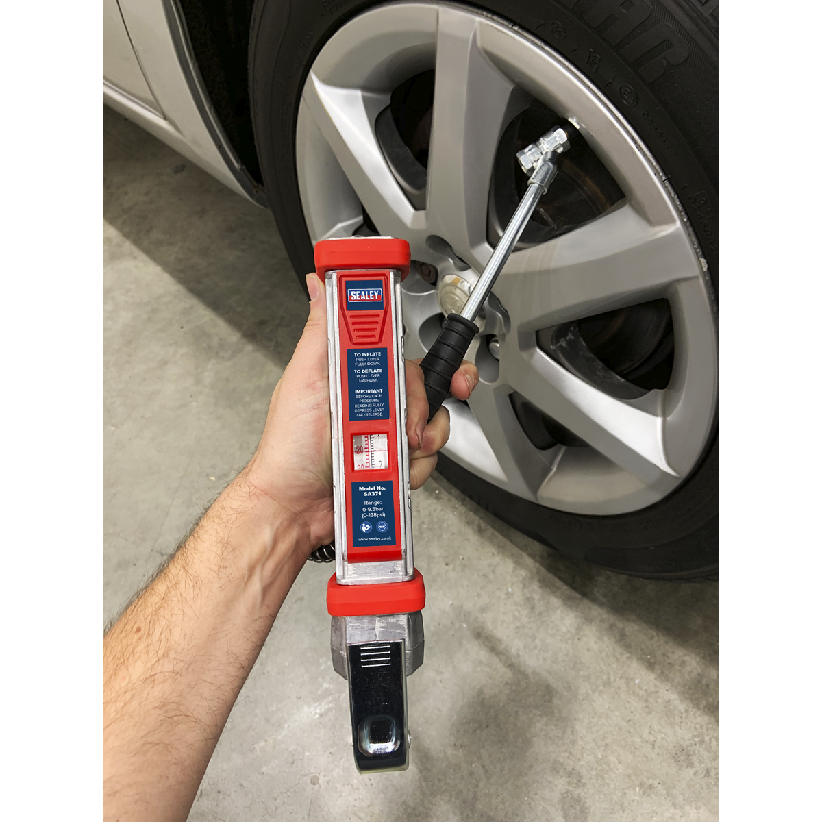 Tyre Inflator with 0.5m Hose & Twin Push-On Connector SA371