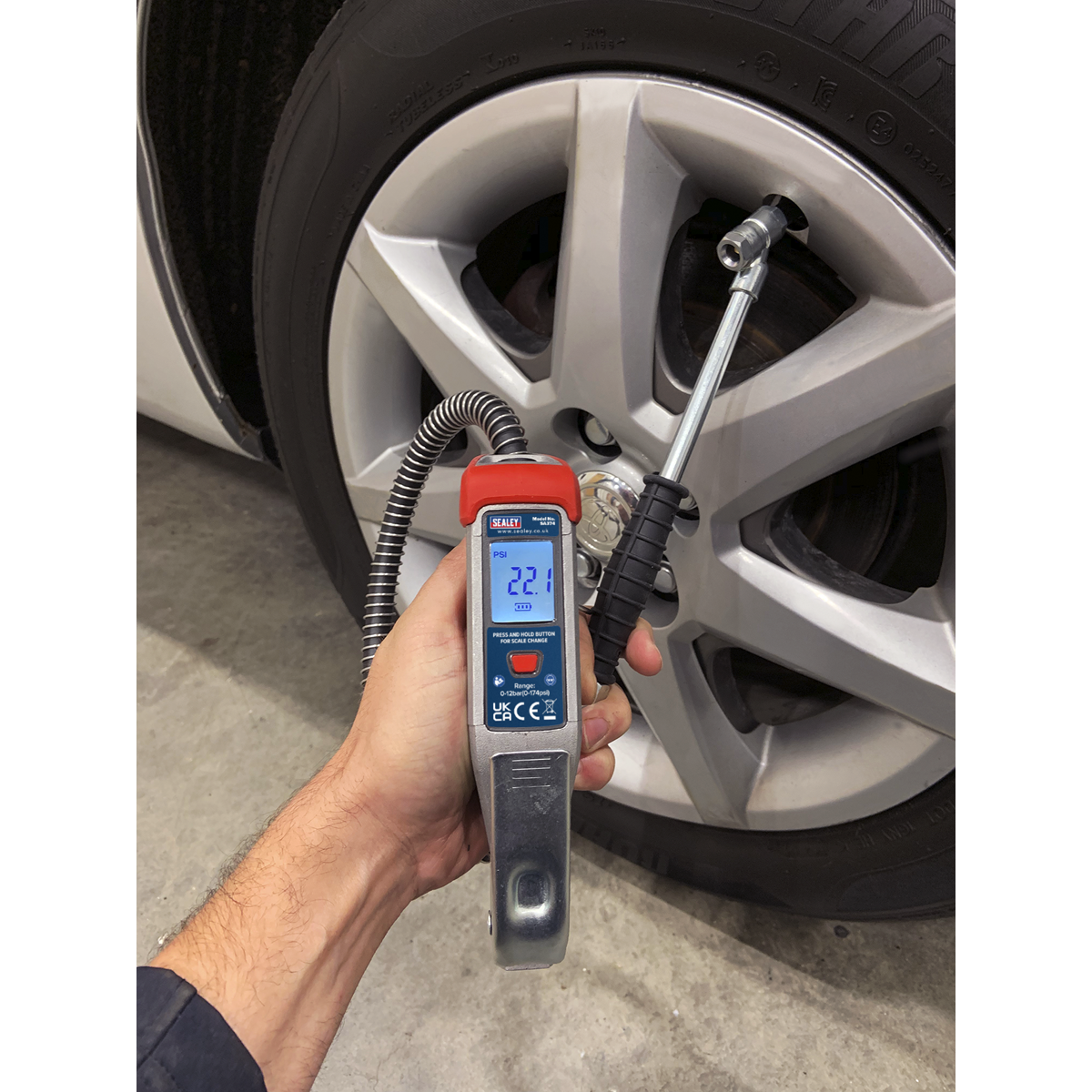 Digital Tyre Inflator with 0.5m Hose & Twin Push-On Connector SA374