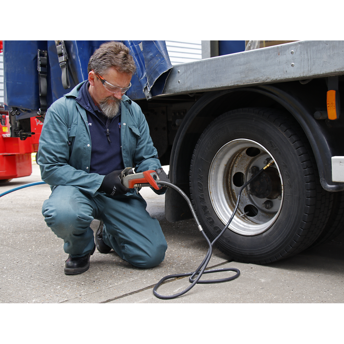 Digital Tyre Inflator with 2.7m Hose & Clip-On Connector SA375