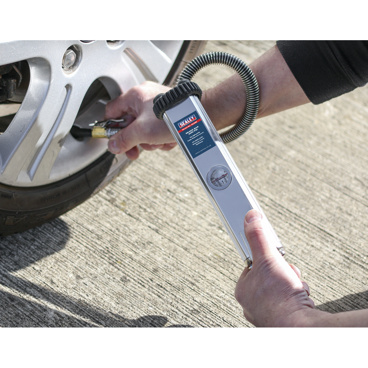 Tyre Inflator with Clip-On Connector SA395