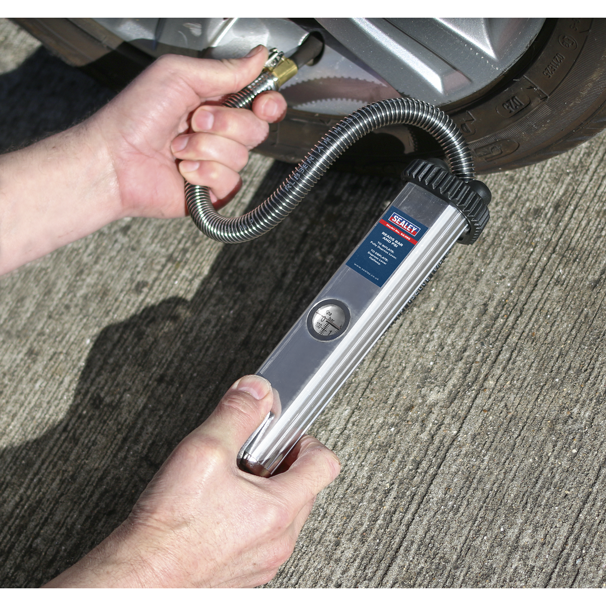 Tyre Inflator with Clip-On Connector SA395