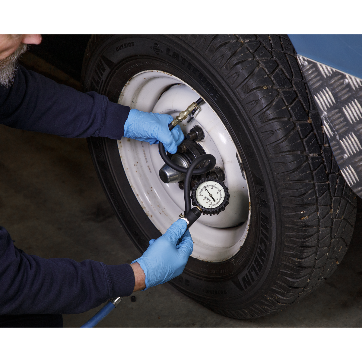 Tyre Inflator with Clip-On Connector SA399