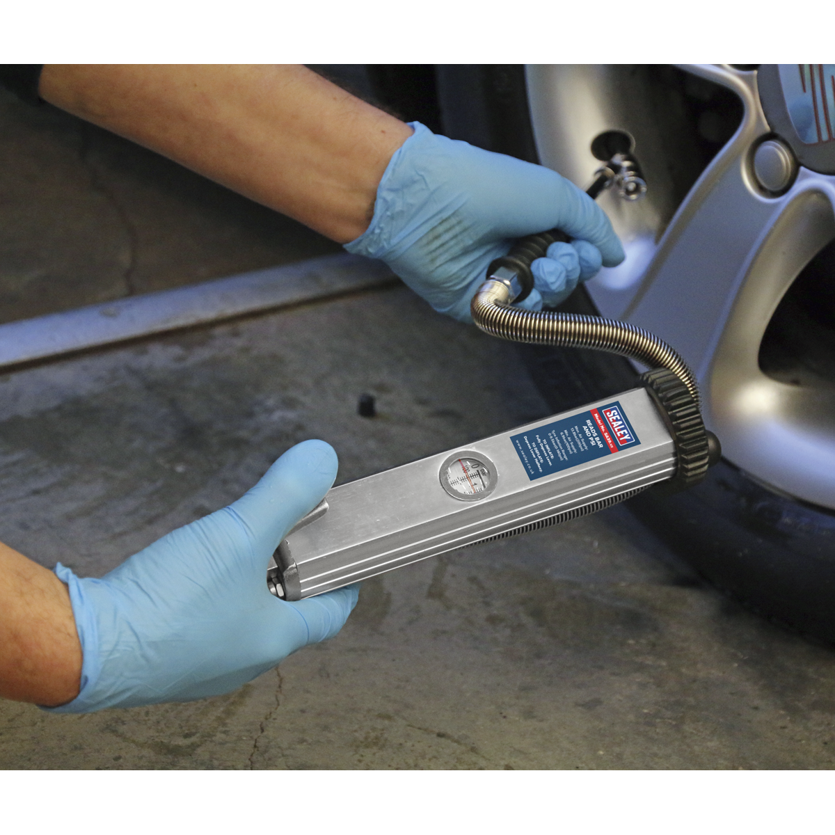 Long Type Tyre Inflator with Twin Push-On Connector SA39