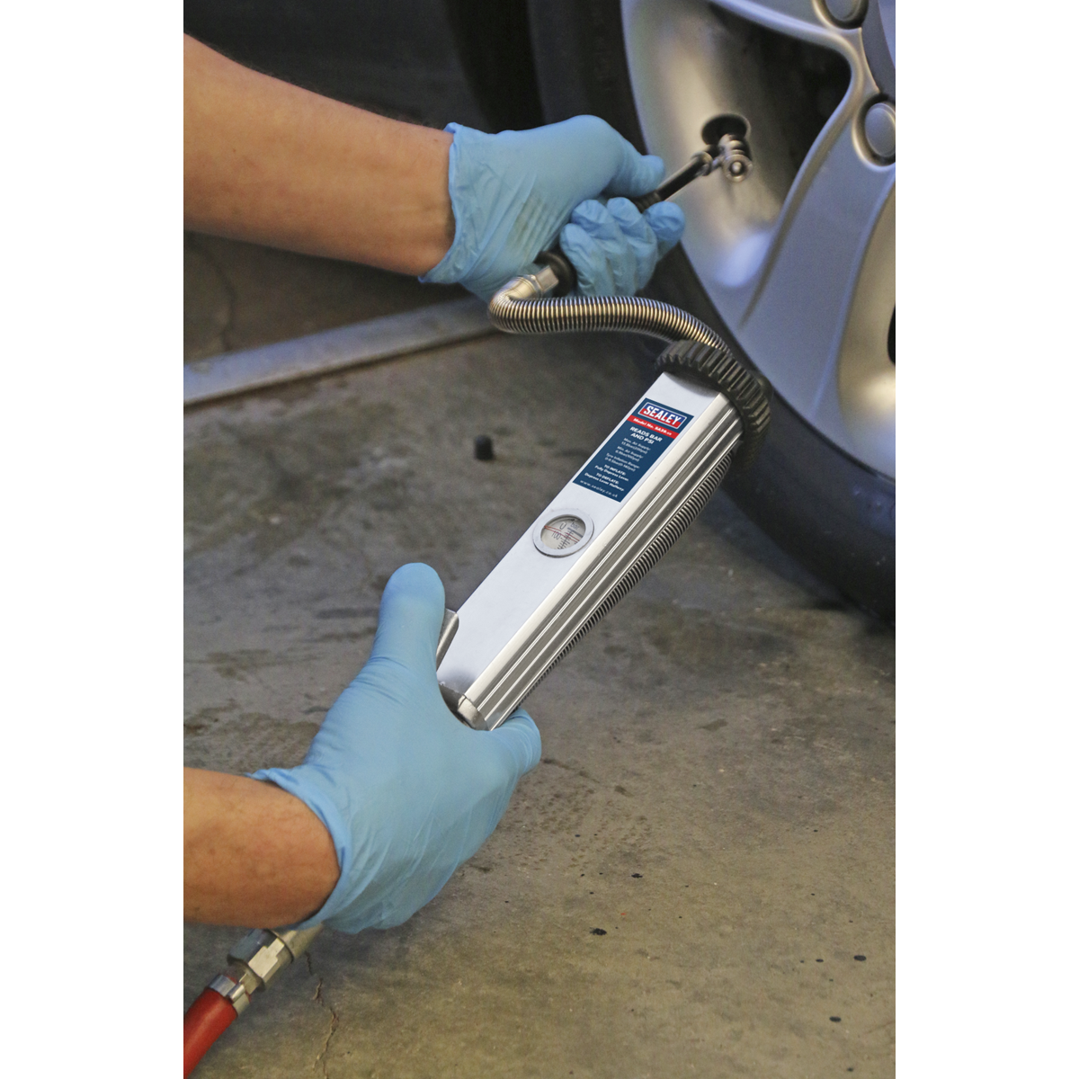 Long Type Tyre Inflator with Twin Push-On Connector SA39