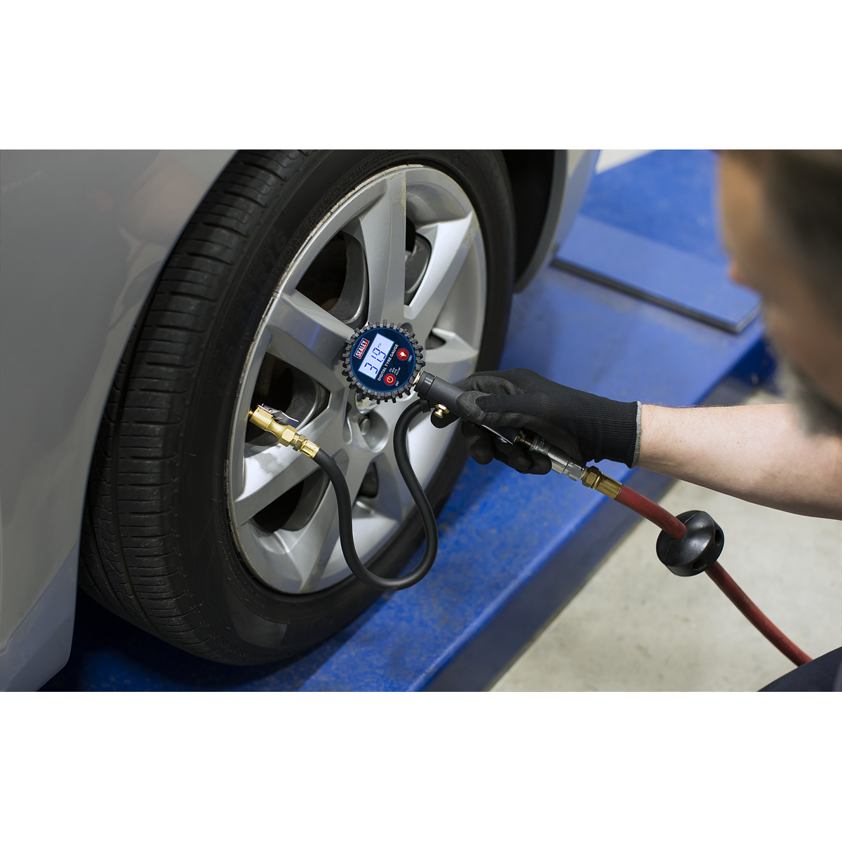 Digital Tyre Inflator with Clip-On Connector SA400