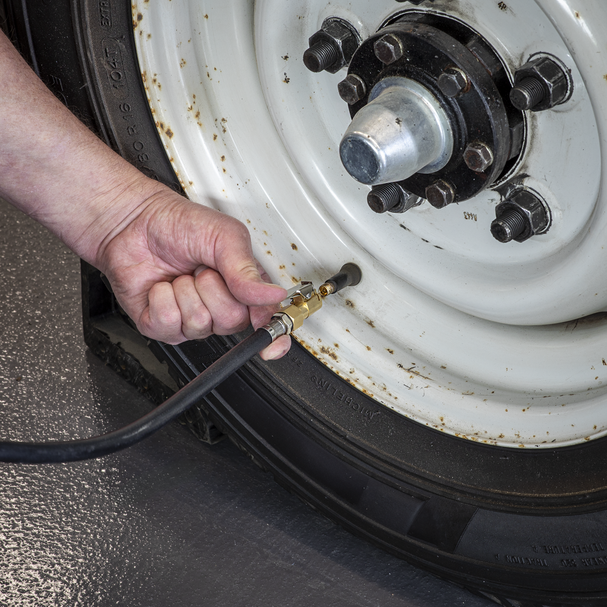 Tyre Inflator with Pressure Gauge and Clip-On Connector SA9302