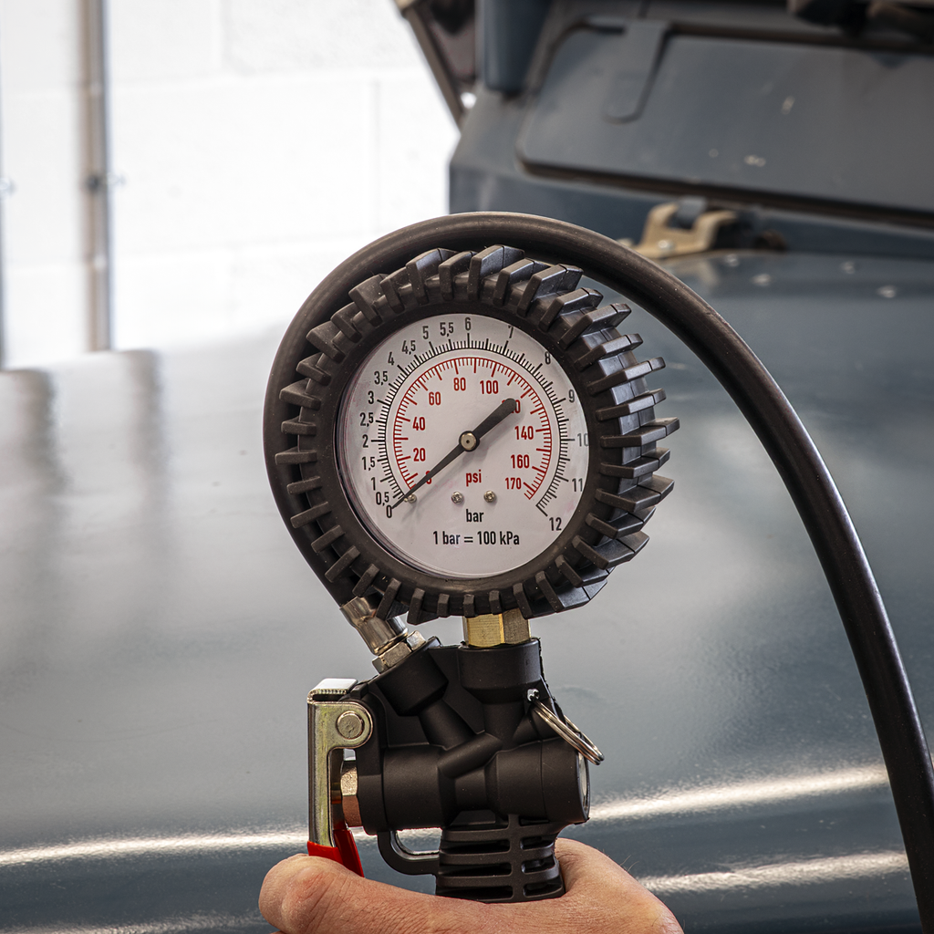 Tyre Inflator with Pressure Gauge and Clip-On Connector SA9302
