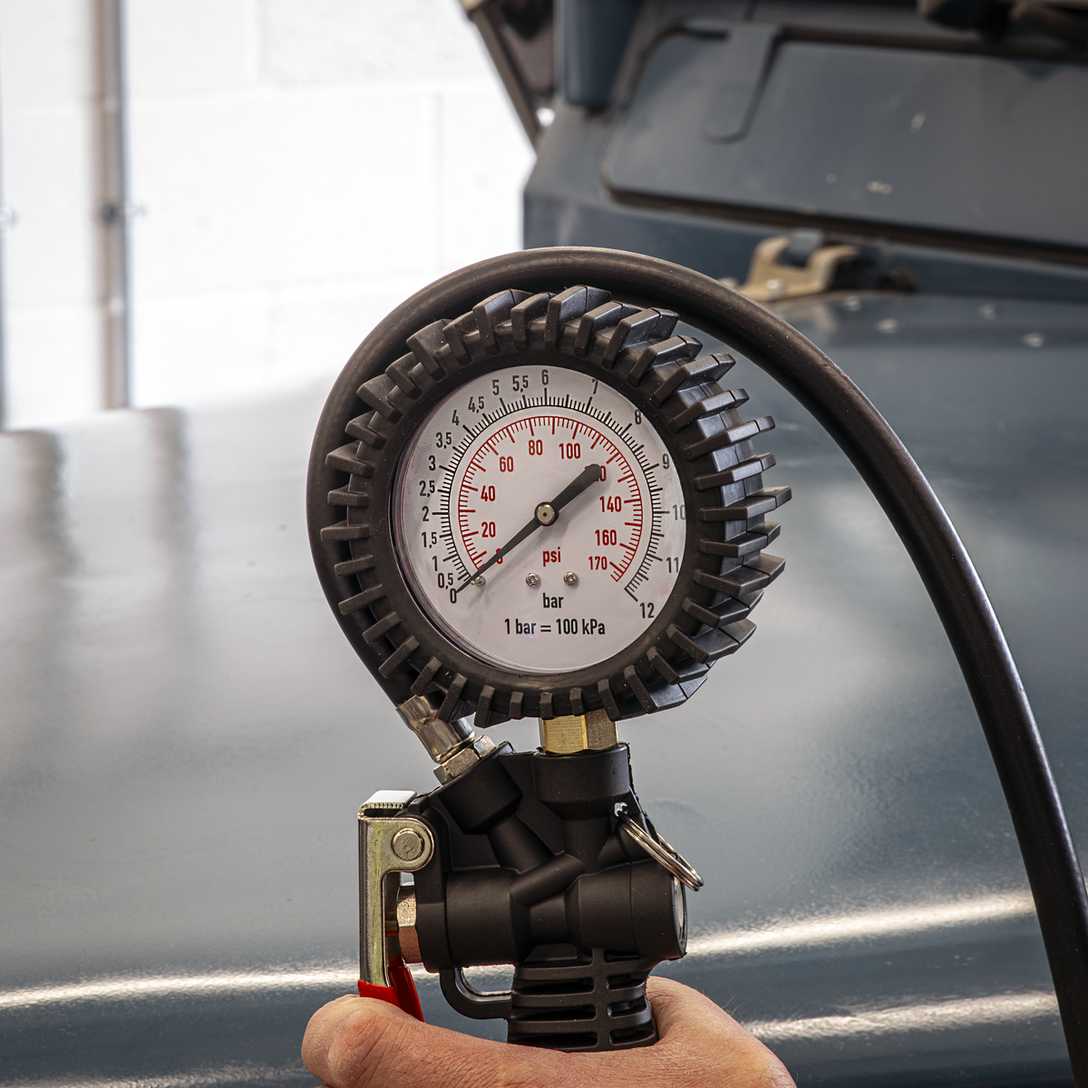 Tyre Inflator with Pressure Gauge and Clip-On Connector SA9302