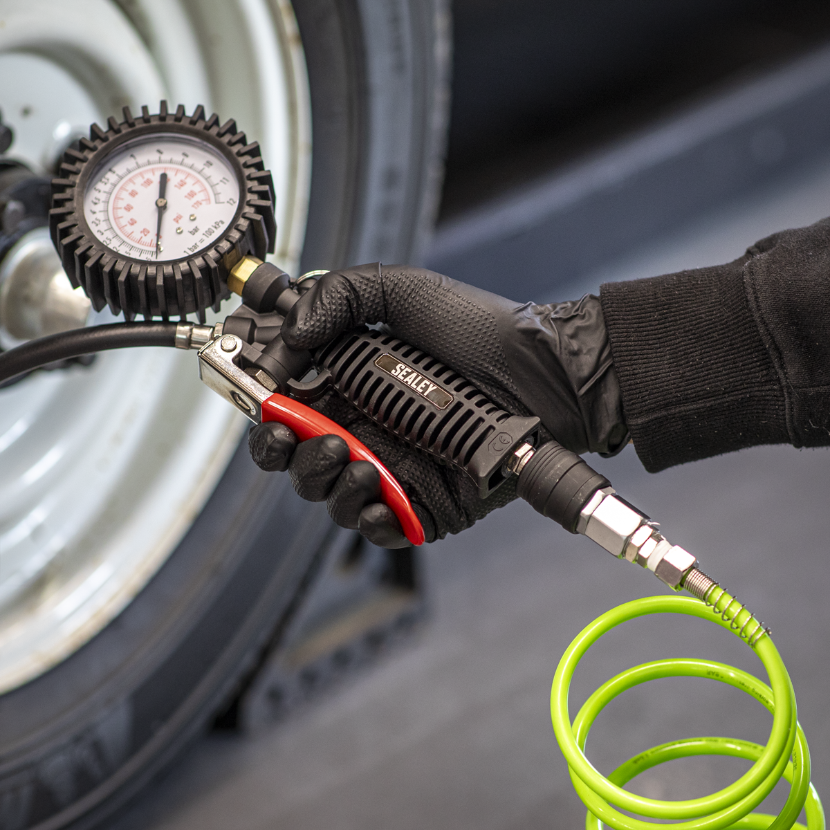 Tyre Inflator with Pressure Gauge and Clip-On Connector SA9302