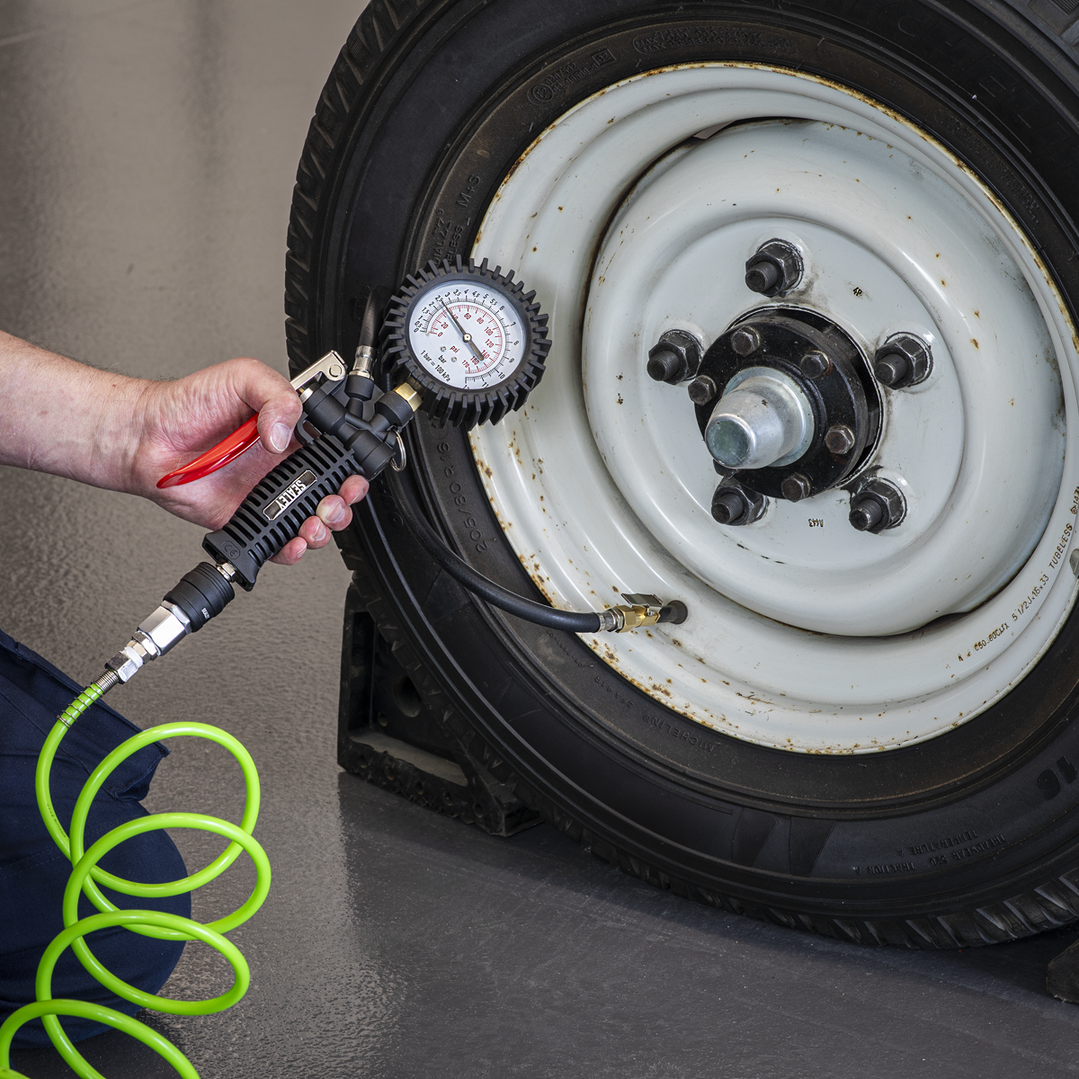 Tyre Inflator with Pressure Gauge and Clip-On Connector SA9302