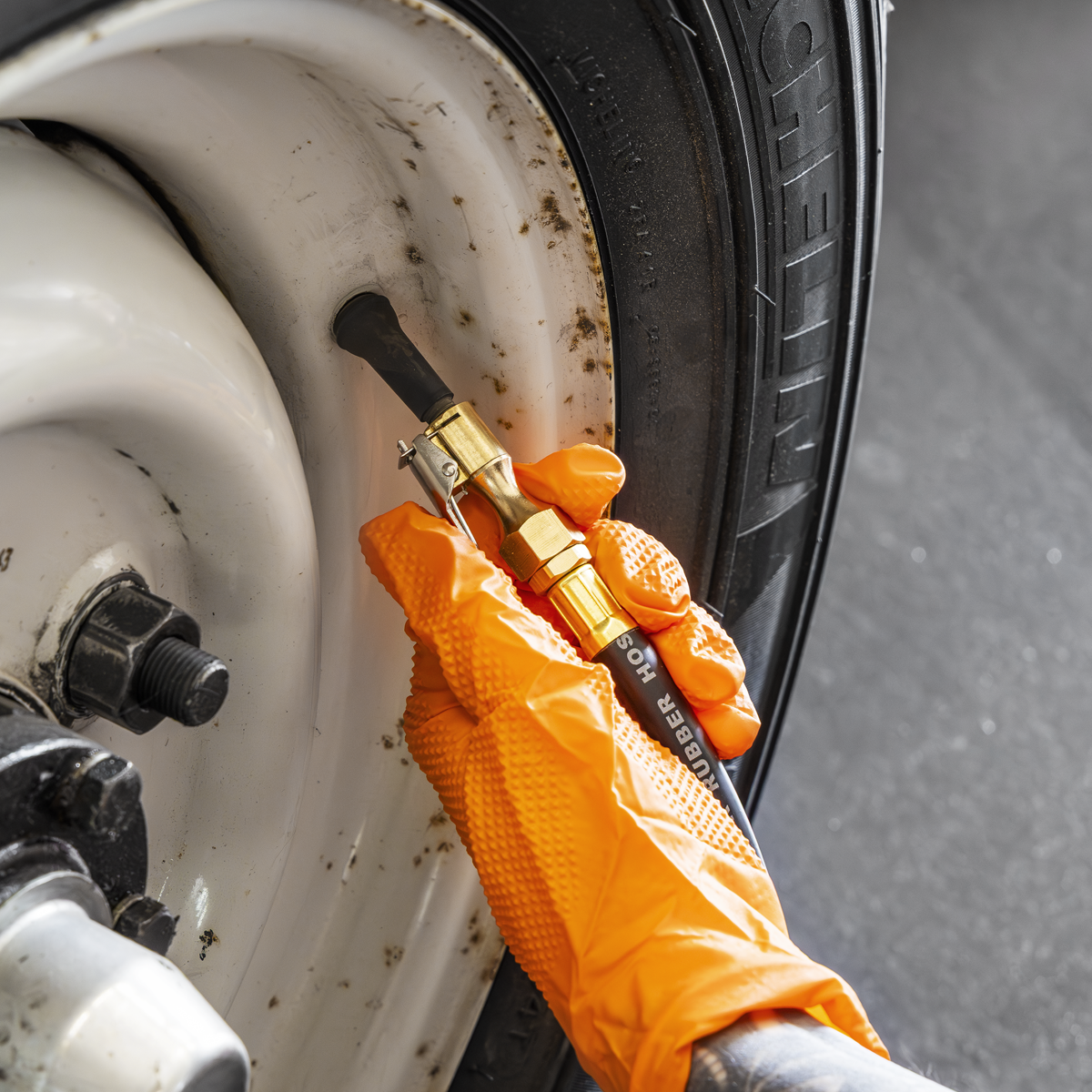 Tyre Inflator with Clip-On Connector SA9304