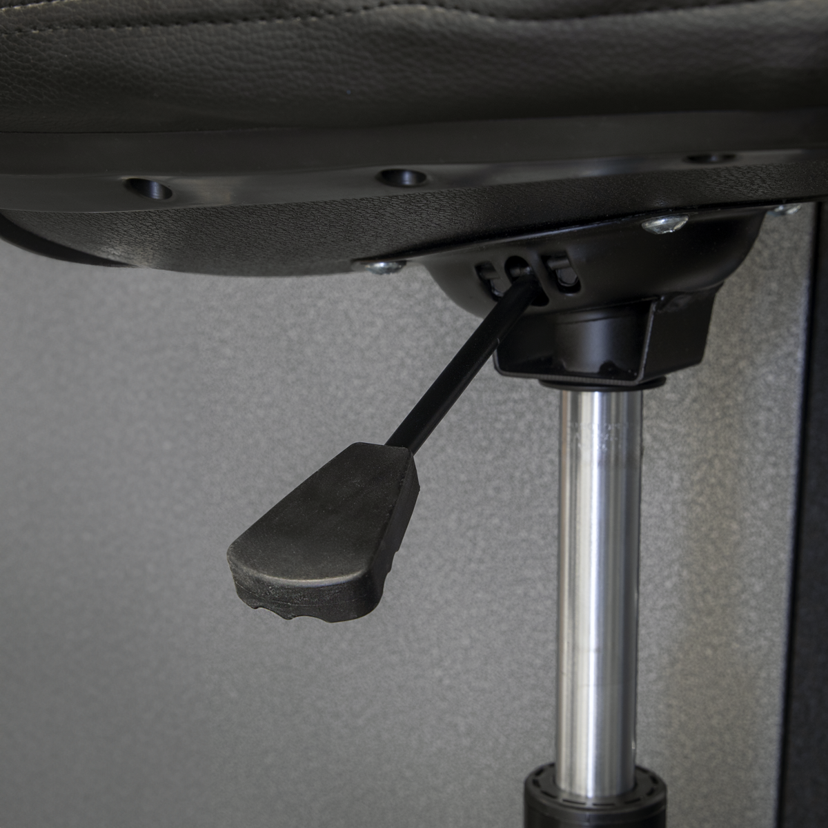 Pneumatic Workshop Stool with Adjustable Height Swivel Seat & Back Rest SCR01B