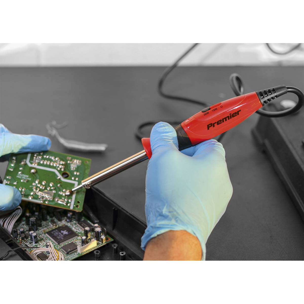 Dual Wattage Professional Soldering Iron with Long-Life Tip 15/30W/230V SD1530