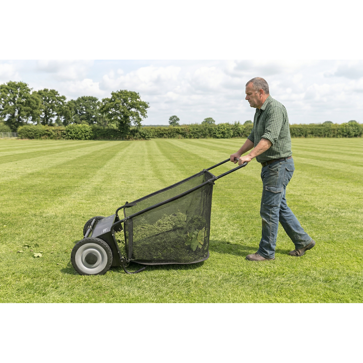 26" Walk Behind Lawn Sweeper 200L Capacity SLS26