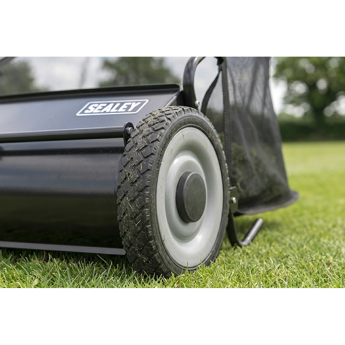 26" Walk Behind Lawn Sweeper 200L Capacity SLS26