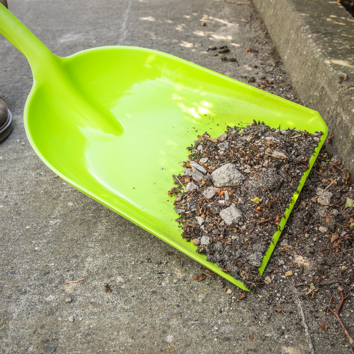 General-Purpose Polypropylene Shovel with 690mm Handle SS10