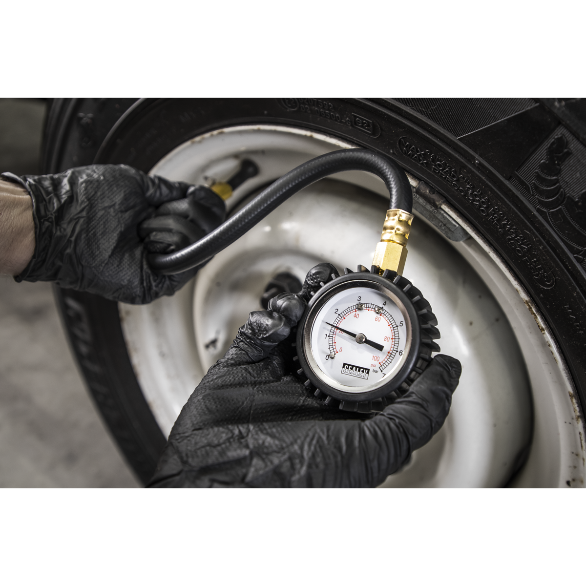 Tyre Pressure Gauge with Clip-On Chuck TST/PG6