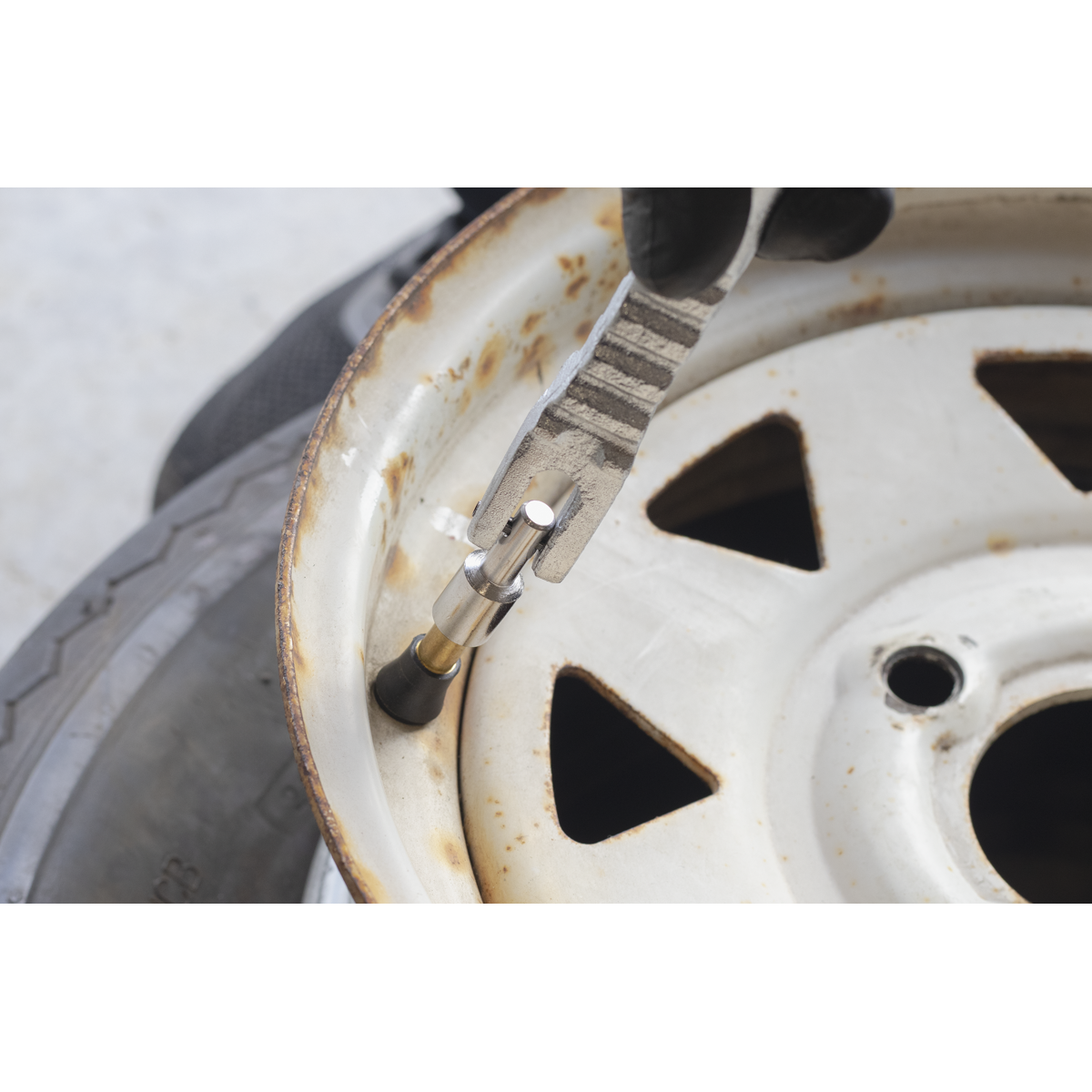 Tyre Valve Installer TST/TVI