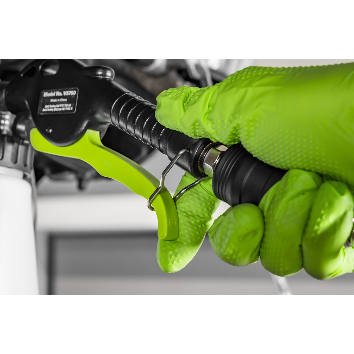 Pneumatic Vacuum Brake & Clutch Bleeder 750ml VS750