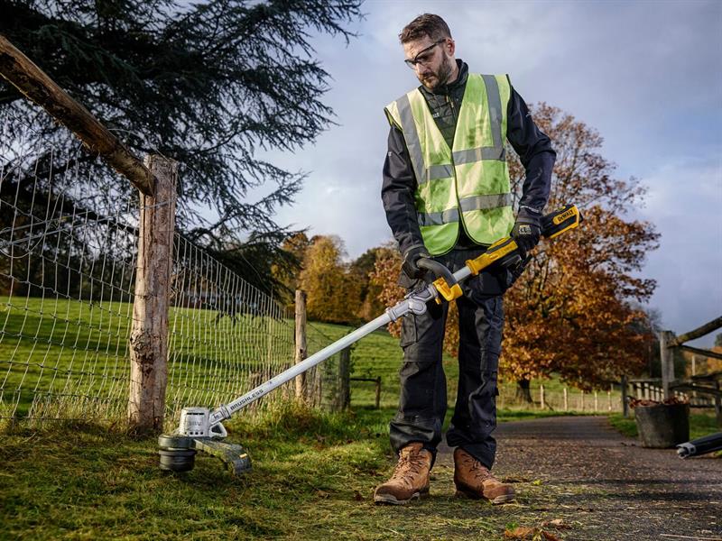 DCMST561P1 XR Brushless String Trimmer 18V 1 x 5.0Ah Li-ion                     