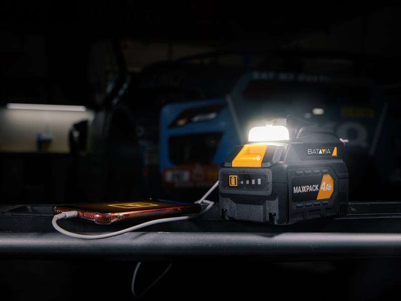 Battery USB Charging Adapter & Flashlight 18V                                   