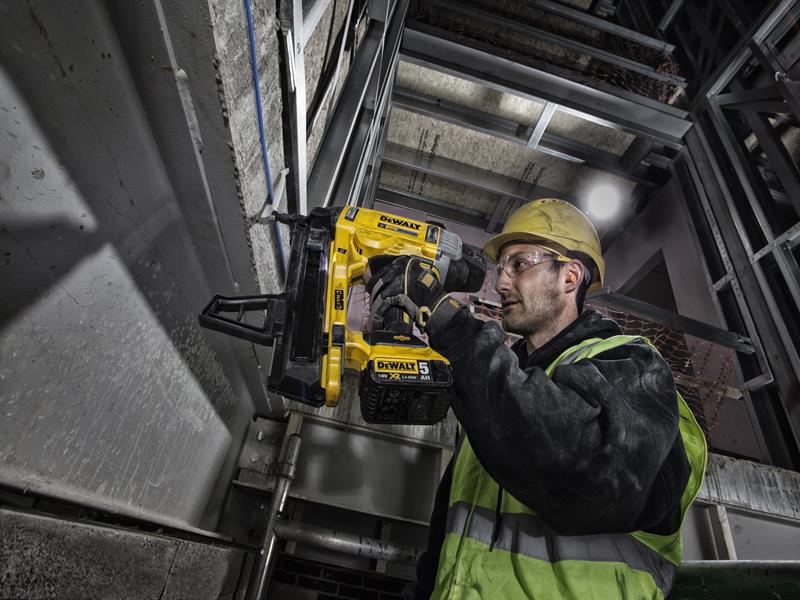 DCN890P2 XR Brushless Concrete Nailer 18V 2 x 5.0Ah Li-ion                      