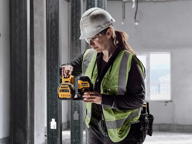 DCE088 D1G18 Self-Levelling Cross Line Green Beam Laser 12/18V 1 x 2.0Ah Li-ion 