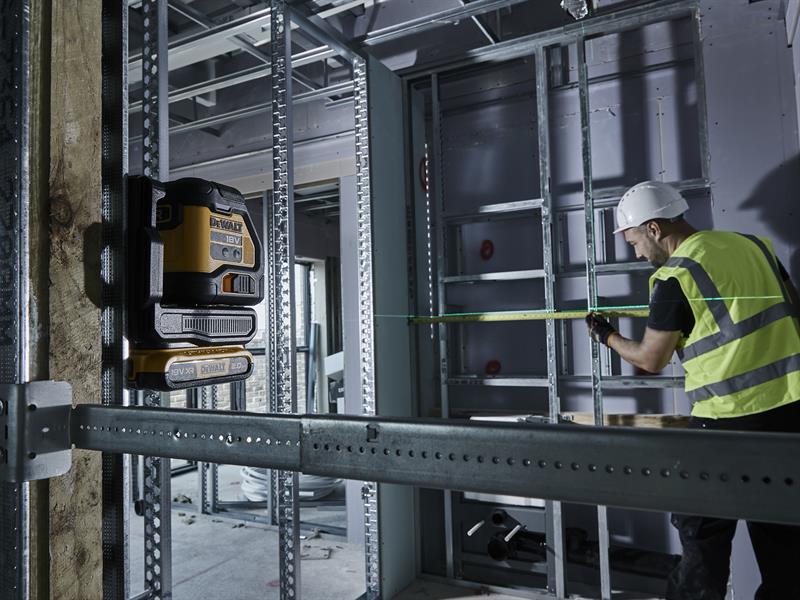 DCLE34021D1 XR Compact Cross Line Green Laser 18V 1 x 2.0Ah Li-ion              