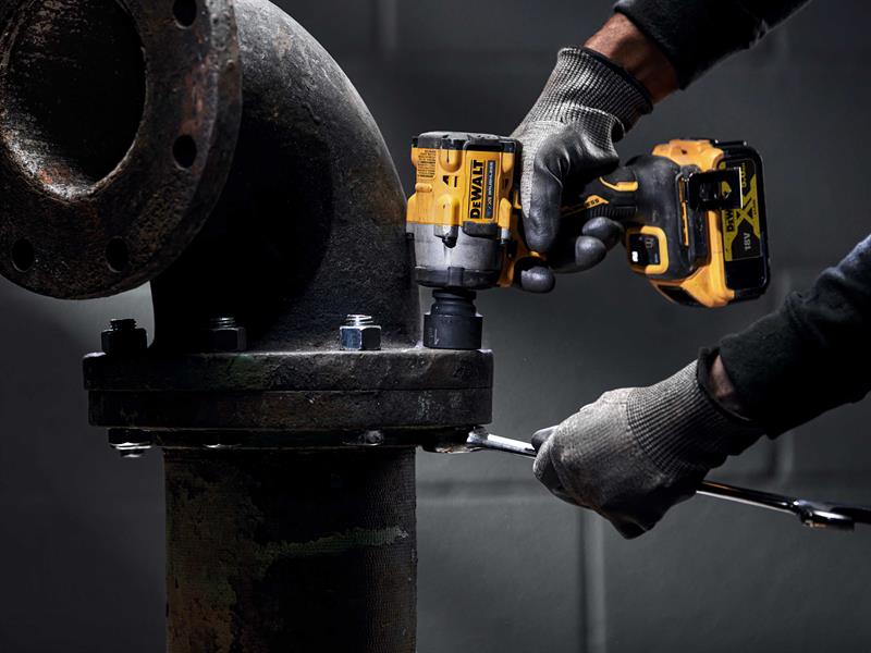 DCF922P2T XR BL 1/2in Impact Wrench 18V 2 x 5.0Ah Li-ion                        