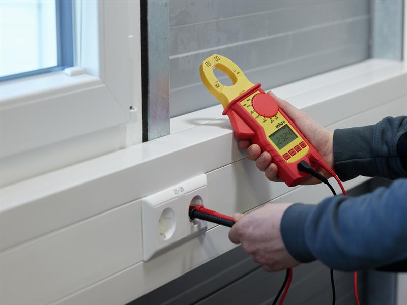 Clamp Meter 1,000 V AC, CAT IV