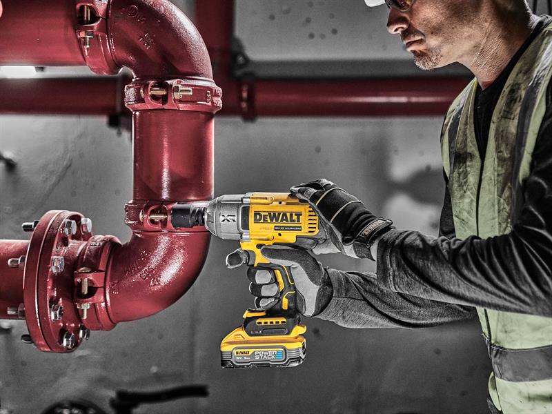 DCF900H2T POWERSTACK™ 1/2in Impact Wrench 18V 2 x 5.0Ah Li-ion                  