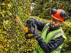 DCMHT563P1 XR Hedge Trimmer 18V 1 x 5.0Ah Li-ion                                