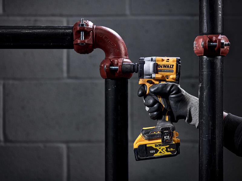 DCF922P2T XR BL 1/2in Impact Wrench 18V 2 x 5.0Ah Li-ion                        